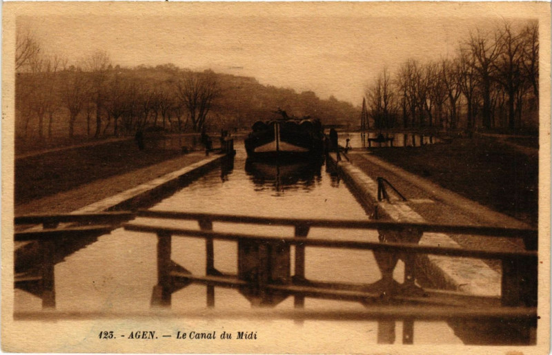 Carte postale ancienne Agen - Le Canal du Midi à Agen