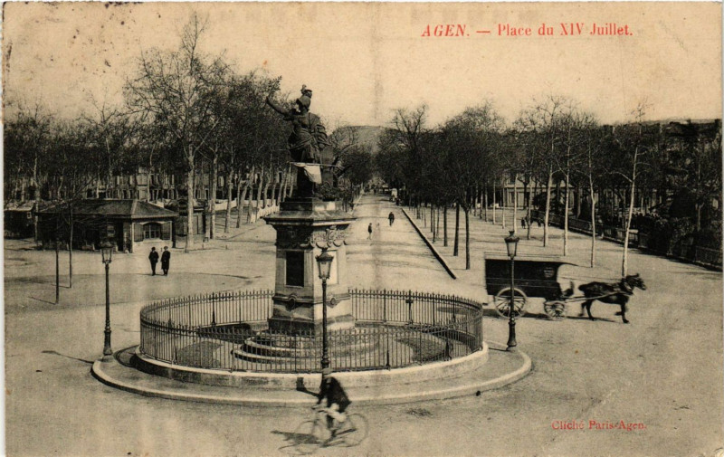 Carte postale ancienne Agen - Place du Xiv Juillet à Agen