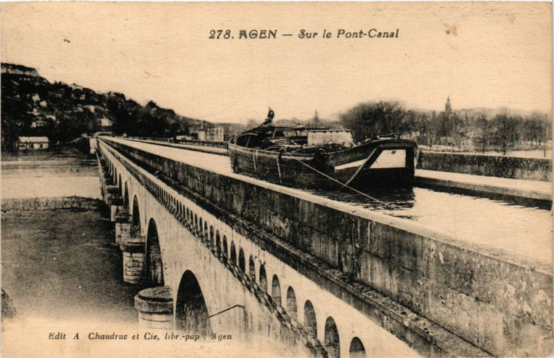 Carte postale ancienne Agen - Sur le Pont-Canal à Agen