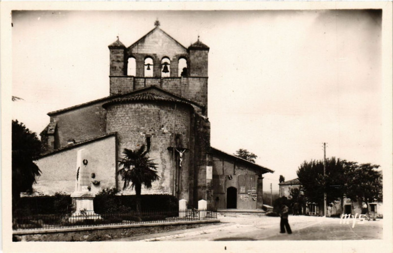 Carte postale ancienne Lougrate L.-et-G. - La Place et le Monument Aux Morts