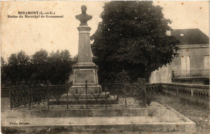 Carte postale ancienne Miramont - Statue du Marechal de Grammont