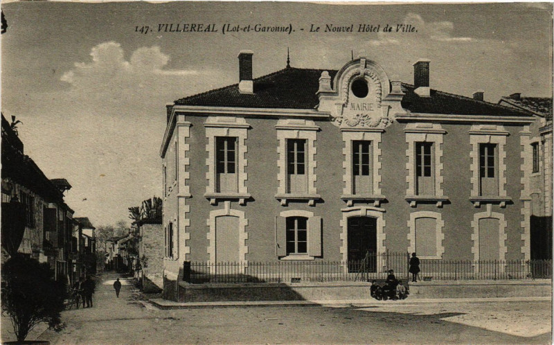 Carte postale ancienne Villereal - Le Nouvel Hotel de Ville à Villeréal