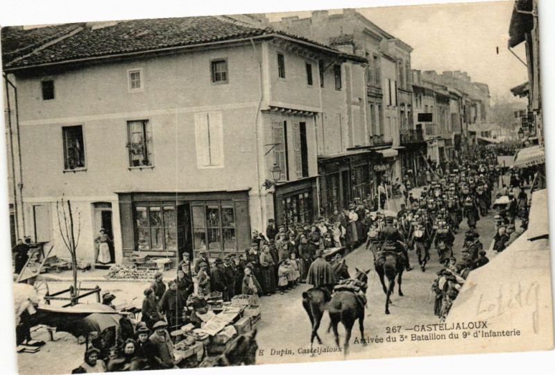 Carte postale ancienne Casteljaloux - Arrivée du 3e bataillon du 9e infanterie à Casteljaloux