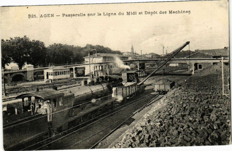 Carte postale ancienne Agen - Passerelle sur la Ligne du midi et Depot des Machines à Agen