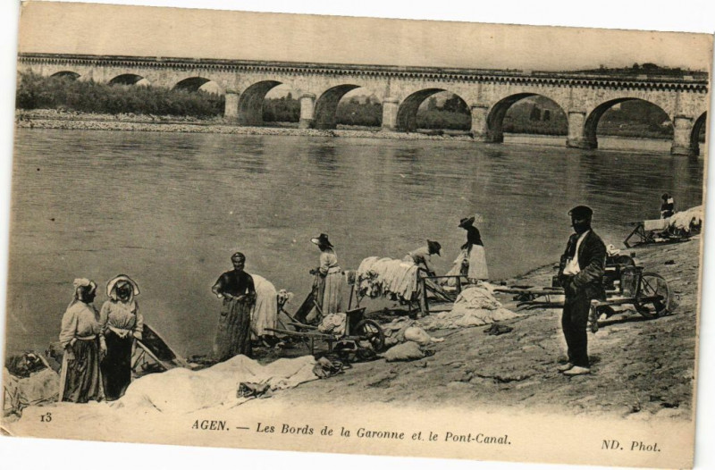 Carte postale ancienne Agen - Les Bords de la Garonne et le Pont-Canal à Agen