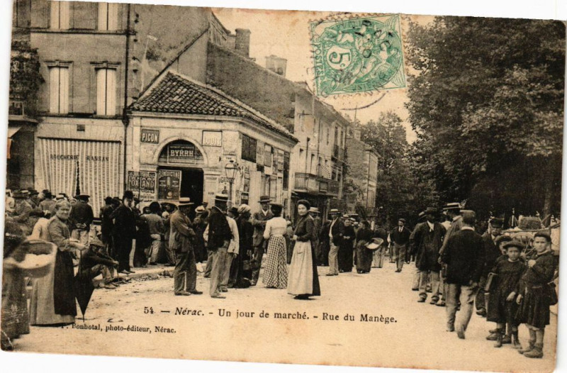 Carte postale ancienne Nerac - Un jour de marche - Rue du Manege à Nérac