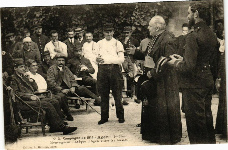 Carte postale ancienne Agen - 1er Serie Monseigneur l'Eveque d'Agen visite les blesses à Agen