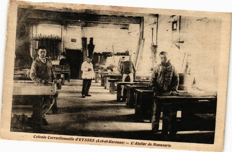 Carte postale ancienne Colonie correctionnelle d'Eysses - Atelier de Menuserie
