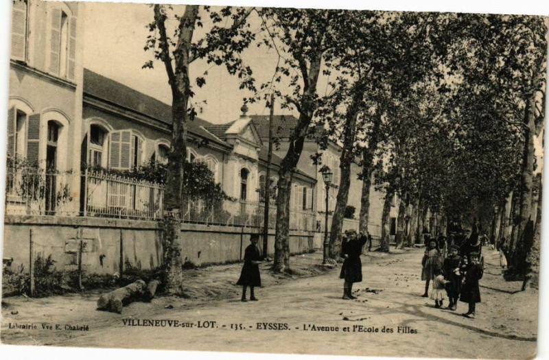 Carte postale ancienne Villeneuve-sur-Lot-Eysses-L'Avenue et l'Ecole des Filles à Villeneuve-sur-Lot