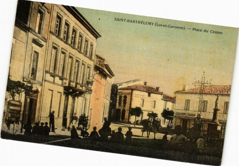 Carte postale ancienne Saint-Barthelemy-Place du Centre