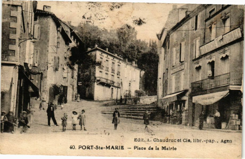 Carte postale ancienne Port Sainte-Marie-Place de la Mairie à Port-Sainte-Marie