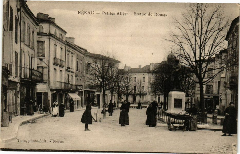 Carte postale ancienne Nerac-Petites Allées-Statue de Romas à Nérac