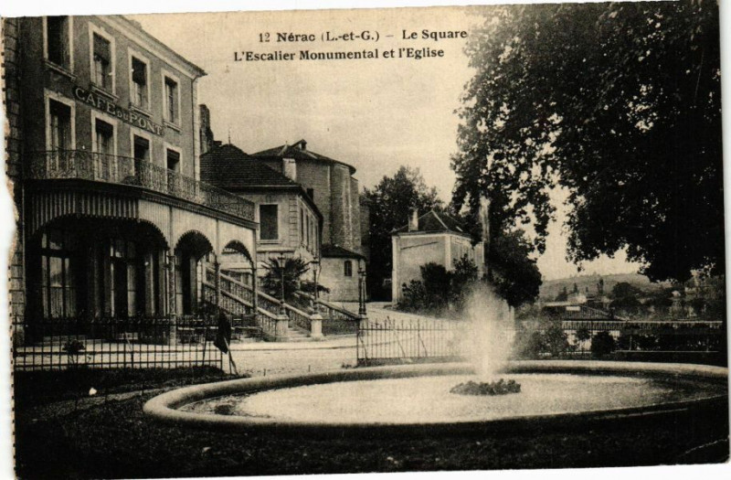 Carte postale ancienne Nerac-Le Square L'Escalier Monumental et l'Eglise à Nérac