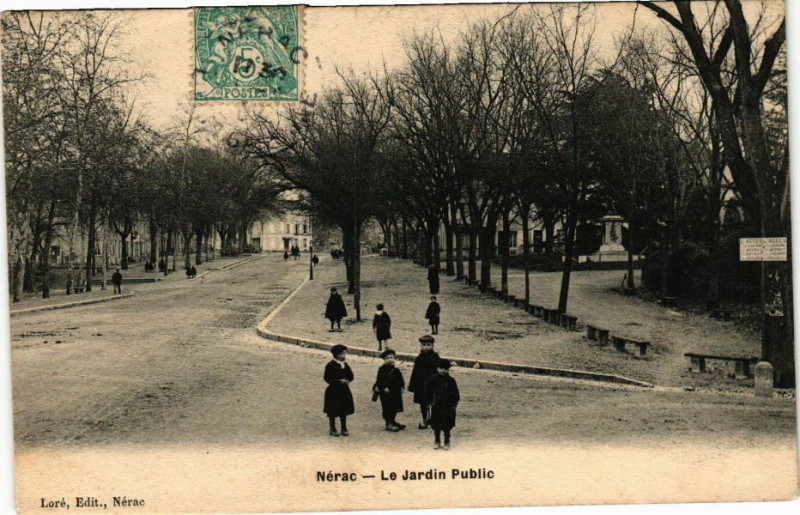 Carte postale ancienne Nerac-Le Jardin Public à Nérac