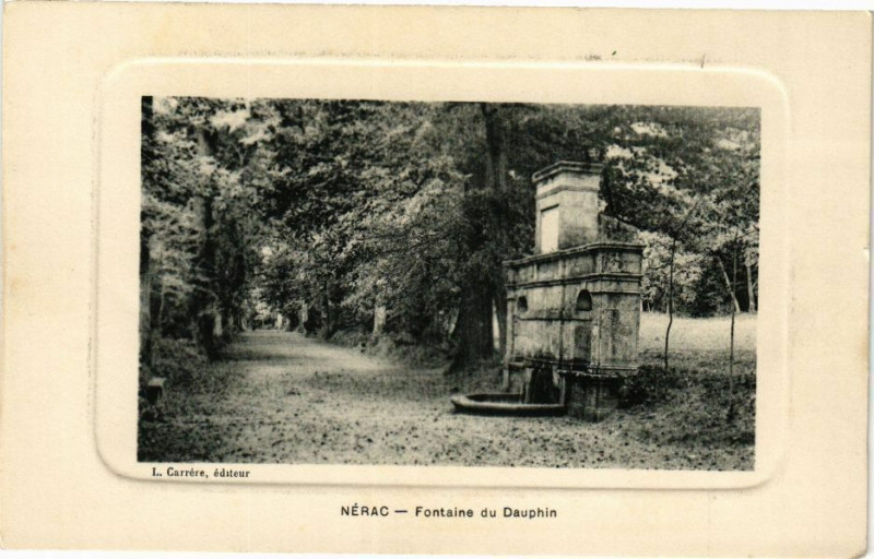 Carte postale ancienne Nerac-Fontaine du Dauphin à Nérac