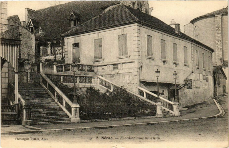Carte postale ancienne Nerac-Excalier monumental à Nérac