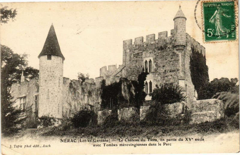 Carte postale ancienne Nerac-Le Chateau du Tasta en partie du Xv siecle avec Tombes à Nérac