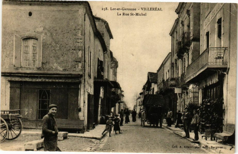 Carte postale ancienne Lot-et Garonne-Villereal-La Rue Saint-Michel à Villeréal