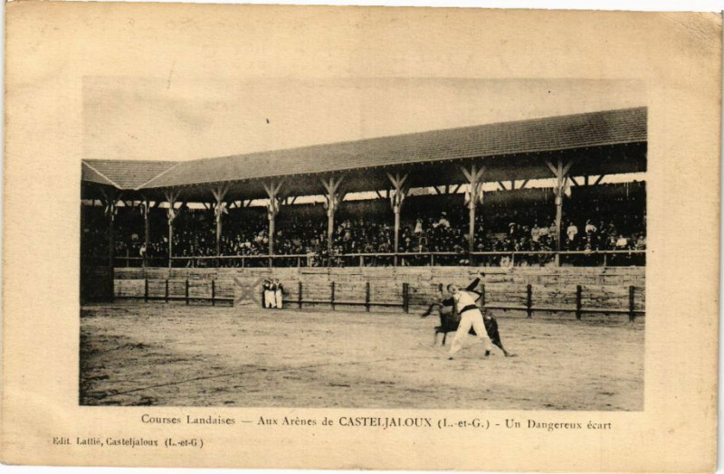 Carte postale ancienne Courses Landaises-Aux Arenes de Casteljaloux-Un Dangereux ecart à Casteljaloux