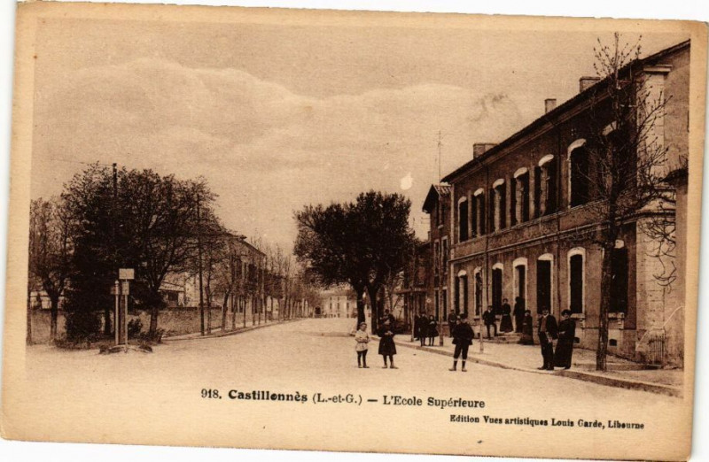 Carte postale ancienne Castillonnes-L'Ecole Superieure à Castillonnès