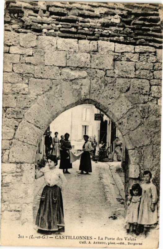 Carte postale ancienne Castillonnes-La Porte des Valets à Castillonnès