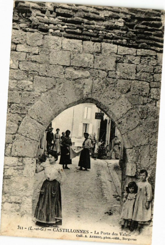 Carte postale ancienne Castillonnes-La Porte des Valets à Castillonnès