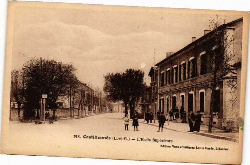 Carte postale ancienne Castillonnes-L'Ecole Superieure à Castillonnès