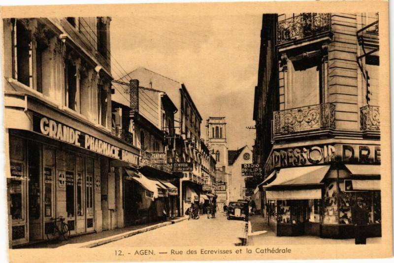 Carte postale ancienne Agen-Rue des Ecrevisses et la Cathédrale à Agen