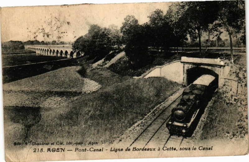 Carte postale ancienne Agen - Pont-Canal - Ligne de Bordeaux a Cette - sous le Canal à Agen