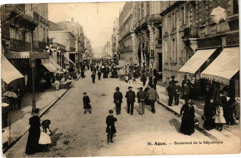 Carte postale ancienne Agen-Boulevard de la Republique à Agen
