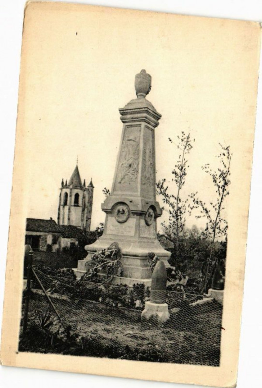 Carte postale ancienne Tour de Hautefage - Monument aux Morts