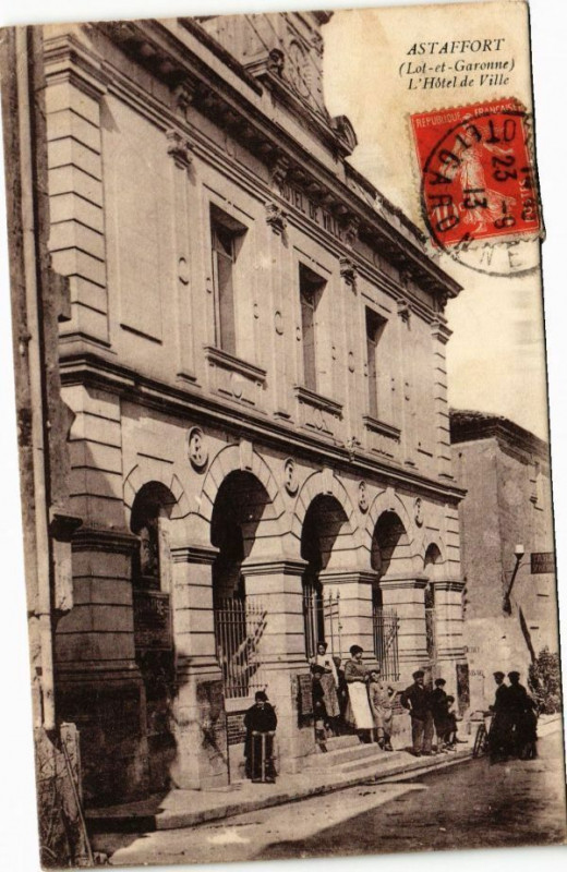 Carte postale ancienne Astaffort - L'Hotel de Ville à Astaffort