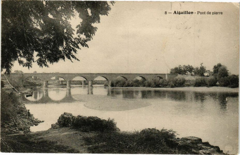 Carte postale ancienne Aiguillon - Pont de pierre à Aiguillon