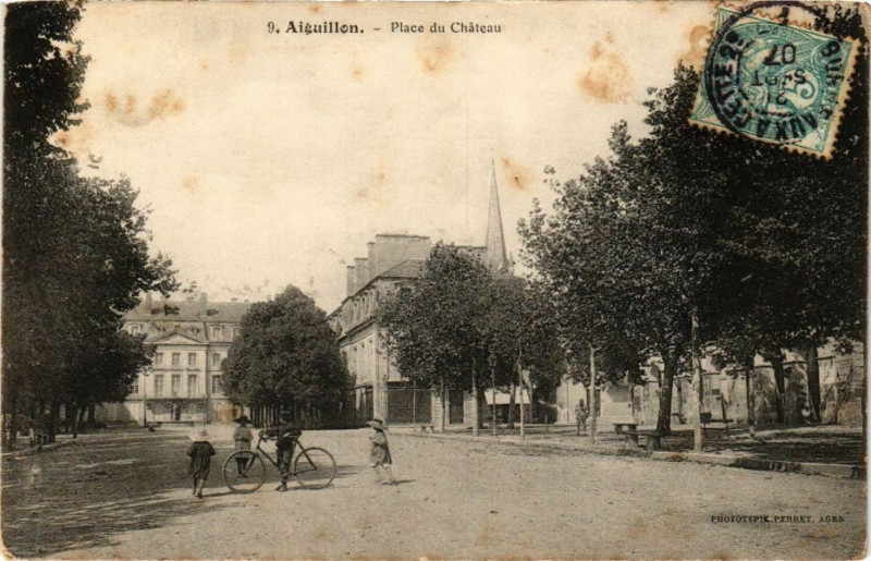 Carte postale ancienne Aiguillon - Place du Chateau à Aiguillon