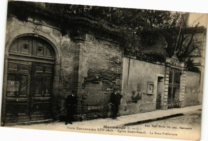 Carte postale ancienne Marmande - Porte Monumentale Xvi siecle Eglise Saint-Benoit à Marmande