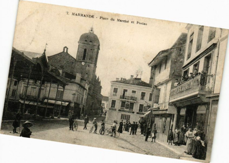 Carte postale ancienne Marmande - Place du Marche et Postes à Marmande