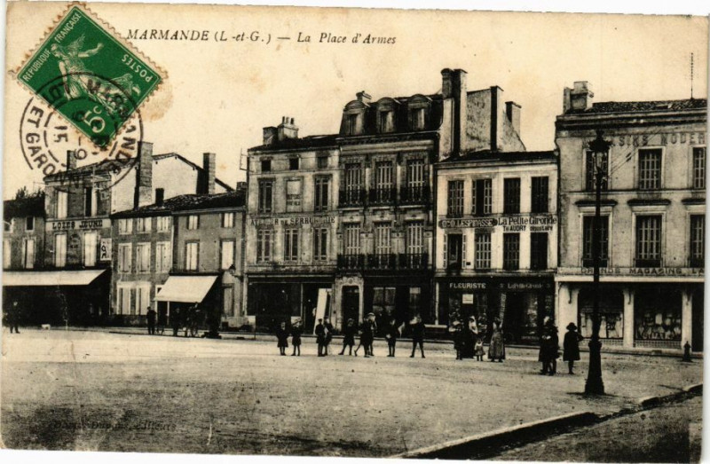 Carte postale ancienne Marmande - La Place d'Armes à Marmande