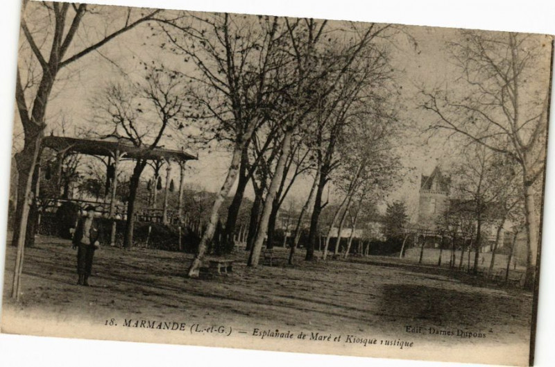 Carte postale ancienne Marmande - Esplanadede Mare et Kiosque rustique à Marmande