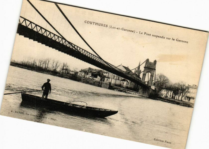 Carte postale ancienne Couthures - Le Pont suspendu sur le Garonne