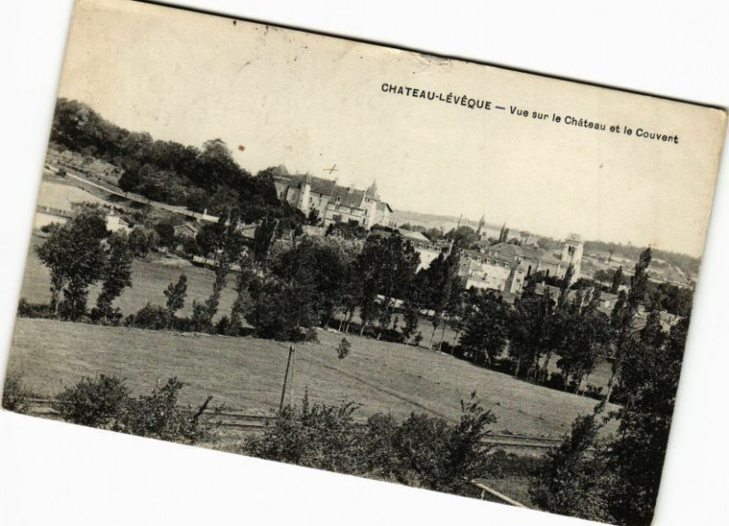 Carte postale ancienne Chateau-Leveque - Vue sur le Chateau et le Couvent