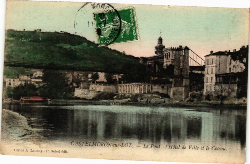 Carte postale ancienne Castelmoron - Le Pont l'Hotel de Ville et le Coteau