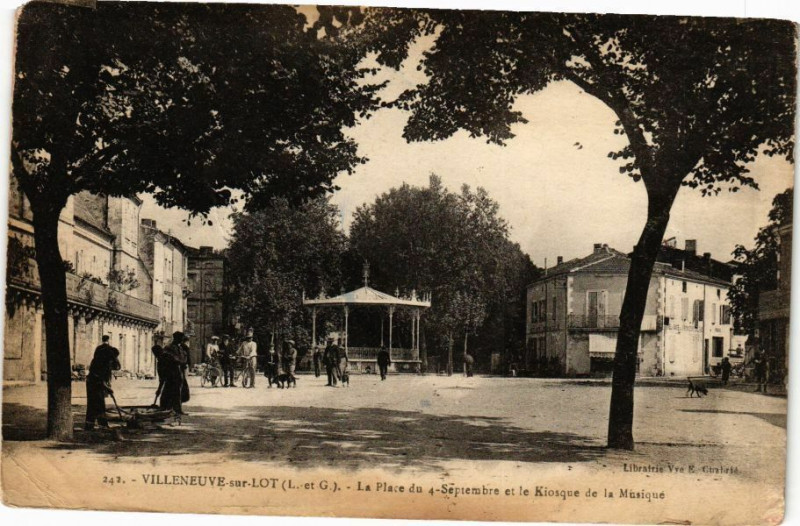 Carte postale ancienne Villeneuve-sur-Lot-La Place du 4 Septembre et le Kiosque à Villeneuve-sur-Lot