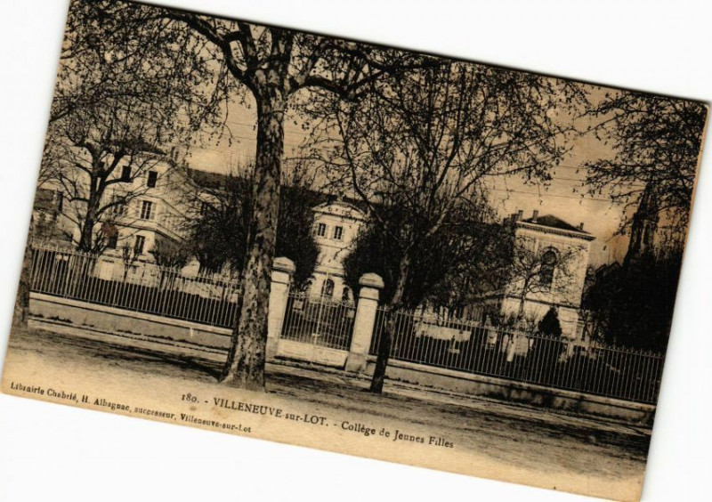 Carte postale ancienne Villeneuve-sur-Lot-College de Jeunes Filles à Villeneuve-sur-Lot