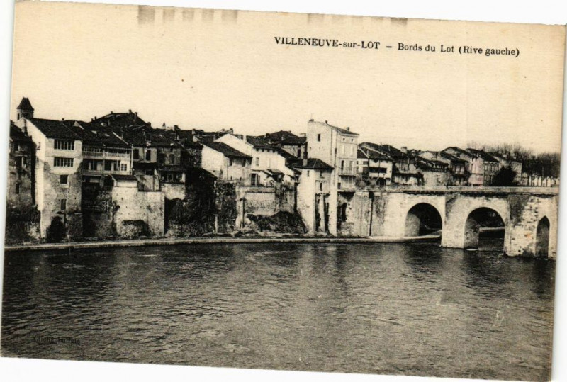 Carte postale ancienne Villeneuve-sur-Lot-Bords du Lot à Villeneuve-sur-Lot