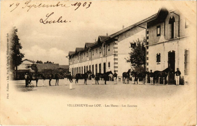 Carte postale ancienne Villeneuve-sur-Lot-Les Haras-Les Ecuries à Villeneuve-sur-Lot