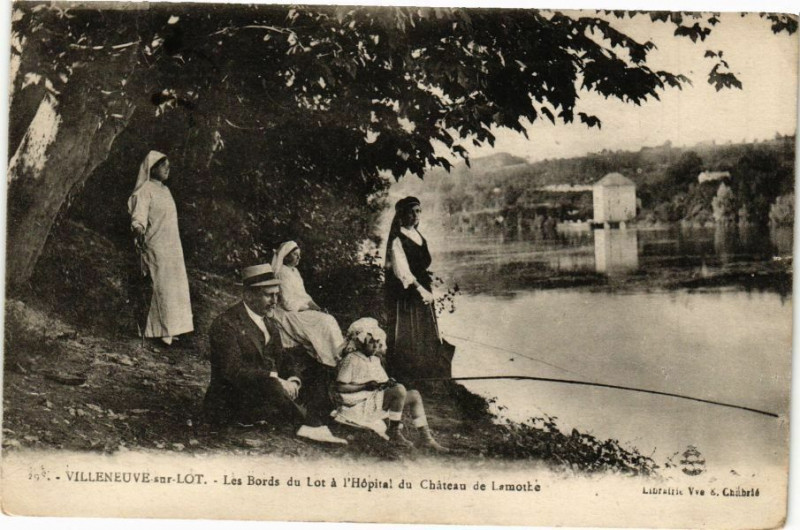 Carte postale ancienne Villeneuve-sur-Lot-Les Bords du Lot a l'Hopital du Chateau à Villeneuve-sur-Lot