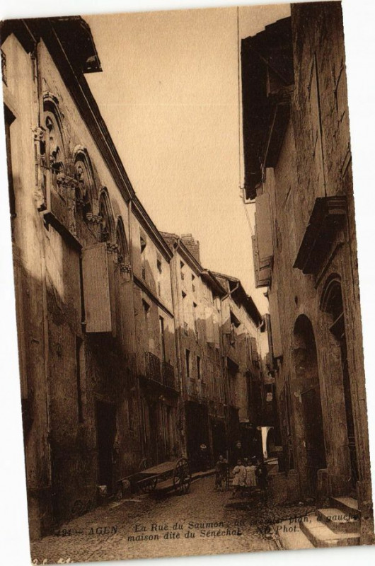 Carte postale ancienne Agen - La Rue du Saumon à Agen