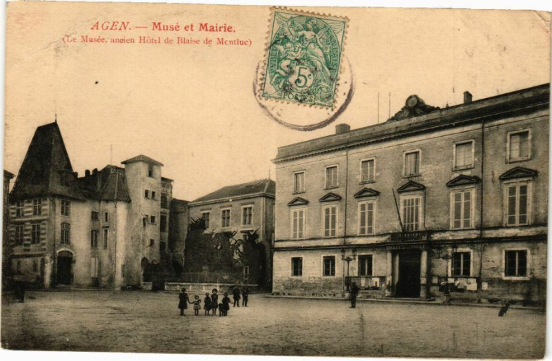 Carte postale ancienne Agen - Muse et Mairie à Agen