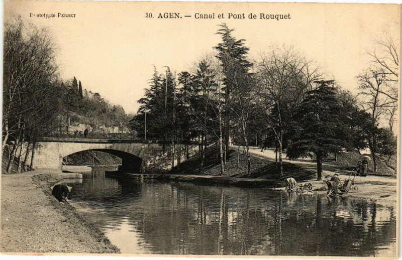 Carte postale ancienne Agen - Canal et Pont de Rouquet à Agen