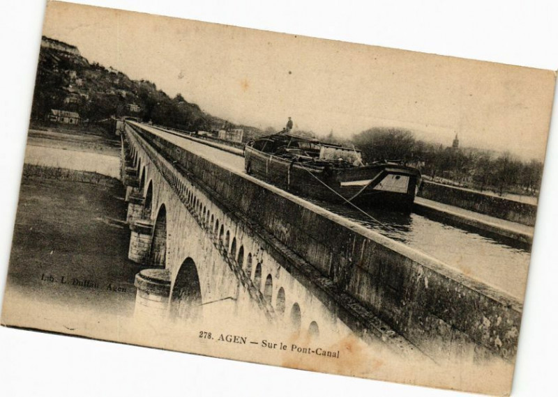 Carte postale ancienne Agen - Sur le Pont-Canal à Agen